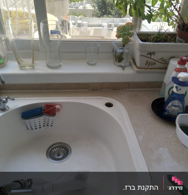 כיור מטבח עם צינור עטוף בנייר